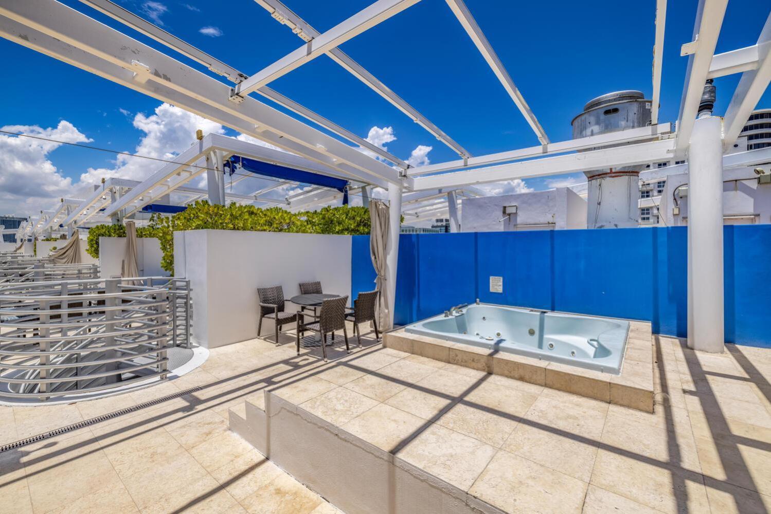 Large On Ocean Drive With Direct Access To The Appartement *