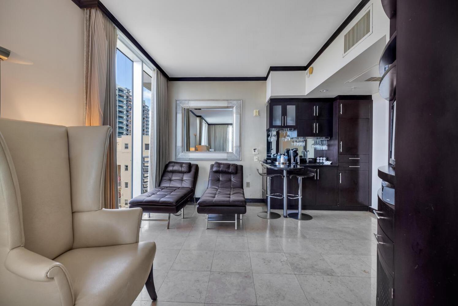 Large On Ocean Drive With Direct Access To The Miami Beach
